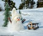 Ένα μικρό χιονάνθρωπο δίπλα στο έλκηθρο του
